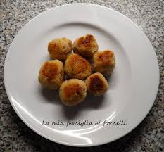 Qualsiasi sia il tipo di polpetta che preparo, aggiungo nell'impasto del pane raffermo ammollato nell'acqua o nel latte. Polpette Di Pane Raffermo Con Caciotta E Salame La Mia Famiglia Ai Fornelli