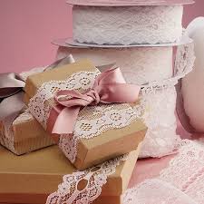 Make A Beautiful Gift With Minimum Effort Geschenke Verpacken Geschenke Verpacken Folie Verpackung Geburtstagsgeschenk