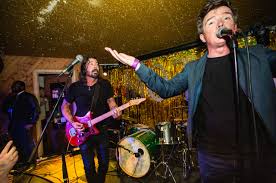 Tonight, i throw myself into and out of the red out of her head, she sang. Watch Rick Astley Cover Foo Fighters Classic Everlong