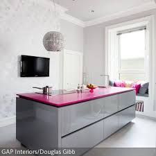 Die Arbeitsflache In Pink In Kombination Mit Grauen Hochglanz Schranken Ist Ein Modernes Statement Die Kombi Au Kuchendesign Modern Kuchendesign Kuchen Design