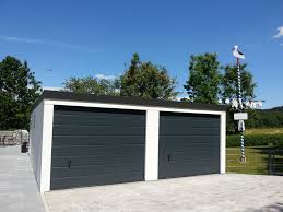 Doppelgarage Aus Stahl Mit Sektionaltoren Bestehend Aus Zwei Garagen In Unterschiedlicher Lange Fertiggarage In Stahlelemen Fertiggaragen Doppelgarage Garage
