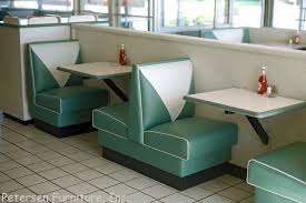 Chaise percée transformée en fauteuil de rangement. More Booths Mobilier Restaurant Coin Diner Chaise Bois Design