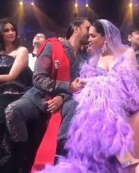 Watch Deepika Padukone And Ranveer Singh Displayed Most Scintillating Chemistry At The Iifa2019 And We Are Meltin Ranveer Singh Deepika Padukone Rekha Actress