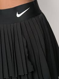 Tennis, in deutschland eine sehr beliebte ballsportart, erfreut sich seit dem letzten jahr wieder größerer beliebtheit. Nike Victory Tennisrock Farfetch