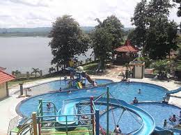 Taman wisata karangkates memiliki luas area sekitar 6 hektar yang selain olahraga air, taman wisata karangkates juga menyediakan jalur khusus untuk anda yang hobi jogging dan sepeda gunung di sepanjang sisi waduk. Menengok Kolam Renang Anak Anak Di Karangkates Juragan Cipir