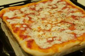 Questa ricetta utilizza il lievito di birra, per la ricetta della pizza fatta in casa con il lievito naturale, clicca qui. Pizza Fatta In Casa Con Lievito Di Birra Ricetta Base Semplice
