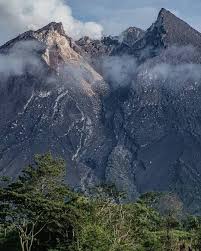 Mount merapi (gunung merapi, 2,911 m) in central java, is indonesia's most active volcano. Merapi Volcano Central Java Indonesia Rockfall In Summit Crater Volcanodiscovery