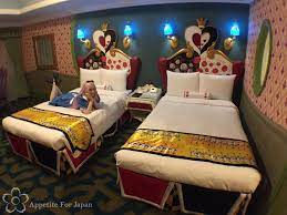 Explore ann rigsby quiroz s board alice in wonderland bedroom decorating ideas on pinterest. Inside Tokyo Disneyland Hotel S Alice In Wonderland Themed Room Appetite For Japan