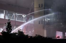 17일 경기도 이천시 마장면 쿠팡 덕평물류센터 화재 현장에서 진화에 나섰던 소방관 1명이 고립돼 구조작업이 진행되고 있다. S4tygy54qgbuem