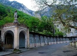 Hotel geta baile herculane dispune de 6 camere single (cu pat matrimonial), 26 camere double, 2 apartamente compuse din living si dormitor. Romanian Holiday