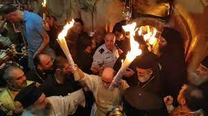 Tradiția de a aduce focul haric din ierusalim continuă. Video Pogorarea Sfintei Lumini La Ierusalim Ceremonia De La Mormantul Sfant Lumina Va Fi AdusÄƒ SambÄƒtÄƒ Si In Romania Alba24