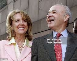 Former Enron chairman Kenneth Lay and his wife Linda pass office... News  Photo