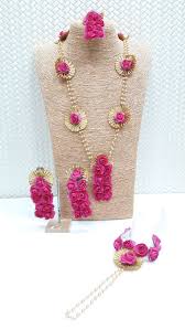 Now A Days Flower Jewellery Are In Trend And Have A Great Demand In Pre Marriage Event Like Haldi Flower Jewellery Flower Jewellery For Mehndi Floral Jewellery