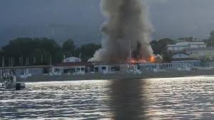 La struttura antica nel verde, la colazione servita sotto il pergolato, stanze grandi, posizione adiacente al centro di forte dei marmi e vicinissima alla spiaggia. Incendio Devasta Storico Bagno A Forte Dei Marmi Ma I Titolari Riaprono Subito Video Il Tirreno Versilia
