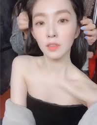 Mới sáng ra nữ thần đẹp nhất nhà SM đã khoe xương quai xanh mướt mắt, fan  không chịu nổi phải kêu truyền thái y