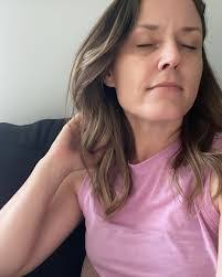 Samantha Hawley's Instagram, Twitter & Facebook