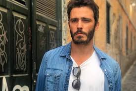 Estreou na tv em 2004, com uma participação especial na minissérie um só coração, de maria adelaide amaral. Thiago Rodrigues Faz Linda Declaracao A Isabelle Drummond