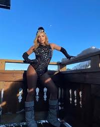 She switched different music styles, willing to prove she is a full singer. Loredana Groza Aparitie De Mii De Like Uri Pe Instagram Ce Tinuta Le A Atras Atentia Fanilor