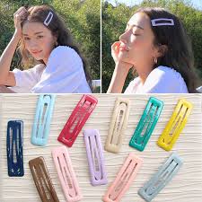 En la parte delantera de la cara, usa los dedos para crear una sección de dos pulgadas de cabello a la izquierda. Aomu 10pcs Lot New Korea Girls Hair Clips Macaron Solid Color Glaze Barrettes Geometric R Accesorios Para El Cabello Joyas Para Cabello Accesorios Para El Pelo
