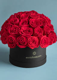 Arreglo de rosas super elegante y simple de hacer, paso a paso te enseno como hacer este unico y elgante arreglo floral, suscribete amigo y mateiales en este arreglo floral: 50 Rosas Rojas En Caja