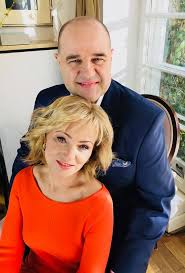 Cezary żak i jego żona katarzyna dostali propozycję zostania jurorami w programie czar par, jednak odmówili. Cezary Zak Przebiera Sie Za Kobiete Co Na To Jego Zona Wp Gwiazdy