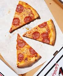 Eine große pizza margherita mit extra viel . These Pizza Hacks Will Change Your Life