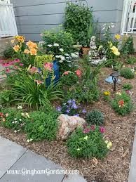 Flower Garden Ideas For Small Spaces Gingham Gardens Small Flower Gardens Small Space Gardening Outdoor Flowers Garden Ideas