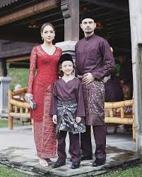 Blouse batik wanita ini biasa terbuat dari bahan katun dengan motif etnik tradisional lurik. 10 Konsep Foto Keluarga Dengan Baju Adat Tampil Ningrat Klasik