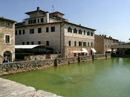 Pulitissimo, curato nei particolari, funzionale e con una vista spettacolare. Bagno Vignoni Thermen In Der Toskana Toskavista