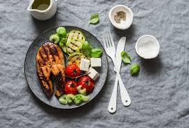 Lo primero que debemos hacer es pelar los dientes de ajo, quitarles la raíz para que no se nos repita cogemos una cuchara sopera y vamos agregando poco a poco la salsa teriyaki casera hasta que las piezas de salmón estén. Filetti Di Salmone In Salsa Teriyaki E Verdure
