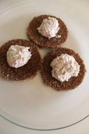 Ecco un'idea facile, veloce ed economica: Ricetta Crostoni Di Segale Con Mousse Di Tonno Golosamente