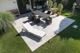 Attraktive bodenfliesen verleihen ihrem zuhause eine schöne wohnliche atmosphäre. Schicke Terrasse Aus Feinsteinzeug Mit Strahlender Quarzit Optik Fliesen Kemmler