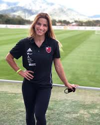 In 2009, she competed in brazilian championship and placed 1st on floor, beating ethiene franco and priscila cobello. Jade Barbosa Facebook