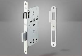 Bu çözüm, sürme elemanın mümkün olan açılma alanını arttırmak açısından çok ilginçtir. Hirdavatfirsati Kilitlerin Dilleri Nasil Sag Kapiya Ve Sol Kapiya Gore Ayarlanabilir