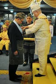 Dato' ialah gelaran kehormat bagi penerima anugerah darjah kebesaran yang dianugerahkan oleh kerajaan negeri yang diketuai oleh sultan atau raja. Nampak Tak Permainan Dia Perbezaan Gelaran Tun Tan Sri Dan Datuk Dato Baru Baru Ini Penulis Ada Terbaca Sebuah Post Yang Dikongsikan Bertajuk Perbezaan Pangkat Dato Dato Seri Tan Sri Tun