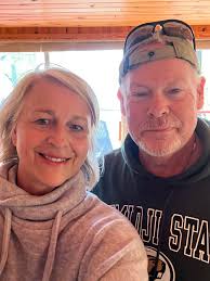 It's been a busy and exciting year for Ben and Kelsie! Marriage in  September ✓ and now the purchase of their first home last week ✓! What a  fun “Mom” moment to