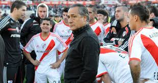 La tapa del suplemento del clarín del 27 de junio de 2011, un día después del descenso de river. Se Cumplen 9 Anos Del Dia Mas Oscuro En La Historia De River El Descenso A La B Nacional Que Pasa Salta