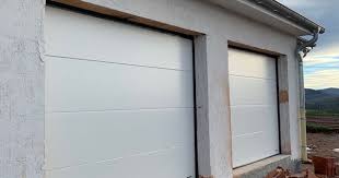 Double Porte De Garage Blanche 42620 Saint Martin D Estreaux Double Porte De Garage Garage Porte Garage