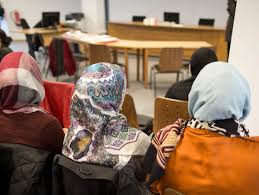 Ein kopftuchverbot an grundschulen wurde in österreich u.a. Kopftuchverbot An Schulen So Unterschiedlich Sind Die Regeln Fur Lehrerinnen Der Spiegel