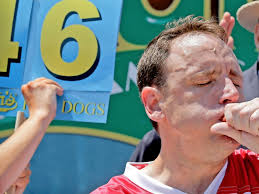 Joey chestnut downed 76 hot dogs and buns in 10 minutes to win the nathan's famous hot dog eating contest on sunday at coney island in brooklyn. Weltrekord Dieser Mann Isst Die Meisten Hotdogs Gt Gottinger Tageblatt