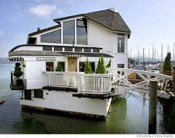 Floating Through Life Sausalito Houseboat Community Will Show Off Its One Of A Kind Dwellings On Sunday Houseboat Living Floating House House Boat