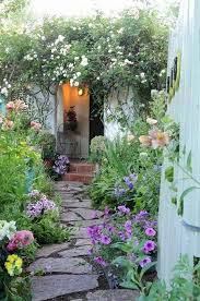 01 Stunning Small Cottage Garden Ideas For Backyard Landscaping Homekover Small Cottage Garden Ideas Cottage Garden Beautiful Gardens