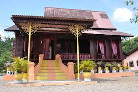 Jenis sederhana dinamakan rumah berbandung dua terdiri daripada dua belas batang tiang utama manakala jenis yang terbesar dinamakan rumah berbandung tiga terdiri daripada enam. Inspirasi Baru Tangga Rumah Tradisional Melaka