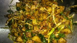 Aku kenal nasi impit goreng ni dari akak ipar aku , dia yang rajin buat kalau ada nasi impit lebih. Namakucella Nasi Impit Goreng Bekal