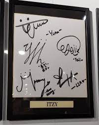 Skz Itzy On Twitter Look At What I Saw At Tower Records I Was So Surprised To See Itzy S Signatures There Https T Co 9bna0cbp8f Twitter