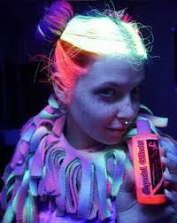 See more ideas about dark hair, glow in the dark, hair. Glow In The Dark Hair Is The Newest 2016 Hair Trend On Instagram And Tumblr Here S How To Get It Player One