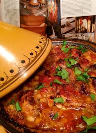 Un Peu De Depaysement Ca Vous Tente Ce Plat Mijote Parfumera La Maison Et Vous Ravira C Est Promis Tajine De Poule Chicken Tagine Cooking Recipes Tagine