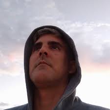 Vivimos en un mundo que nos invita constantemente a enfocarnos en lo que es  temporal, pero la verdadera riqueza está en sembrar en lo que perdura para  siempre. 🙌🏻 #MarcosVidal