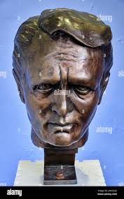 Reflective statue hi-res stock photography and images