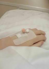 Jadi karena mobilitas tangan kanan yang tinggi itu penyebab sebaiknya infus dipasang di tangan kiri untuk mencegah selang atau jarum infus tercabut, atau untuk memperlancar cairan infus yang masuk karena tangan cenderung diam. Pin Oleh Linh Pháº¡m Di Ø§Ù„Ù…ÙˆØª Foto Tangan Gambar Profil Lucu Gambar Still Life